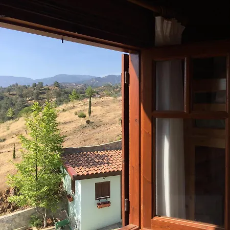 Anti Onirou Nyaraló *